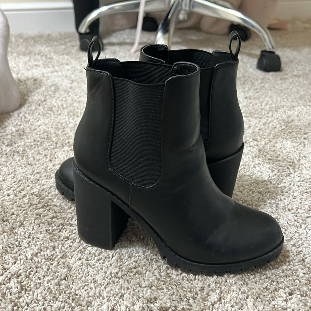 Worn a good amount of times. Size 6